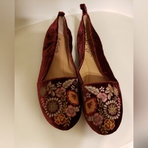 Latigo Anthropologie Burgundy Floral Embroidered Velvet Flats NWoT 8.5